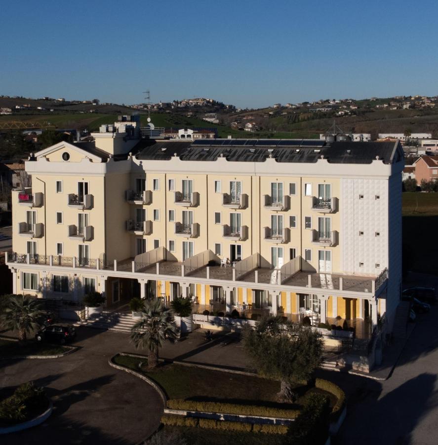 Hotel Concorde Sant'Egidio alla Vibrata Exterior photo